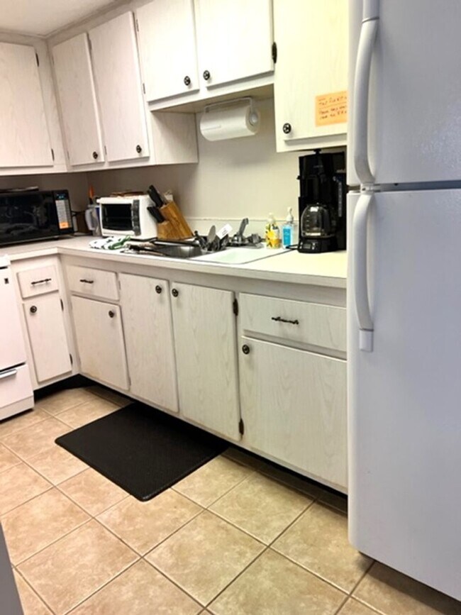 Building Photo - 55+ Community - 1BR/1BA Condo in Las Palmas