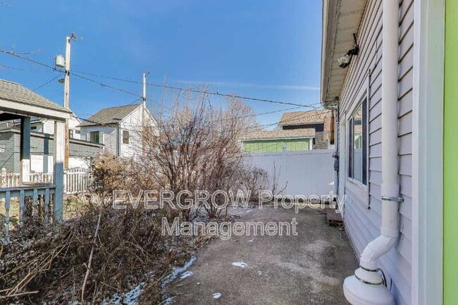 Building Photo - 1140 Hoyt Ave