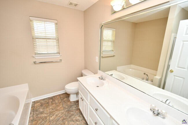 Building Photo - 107 Dorothy Ct