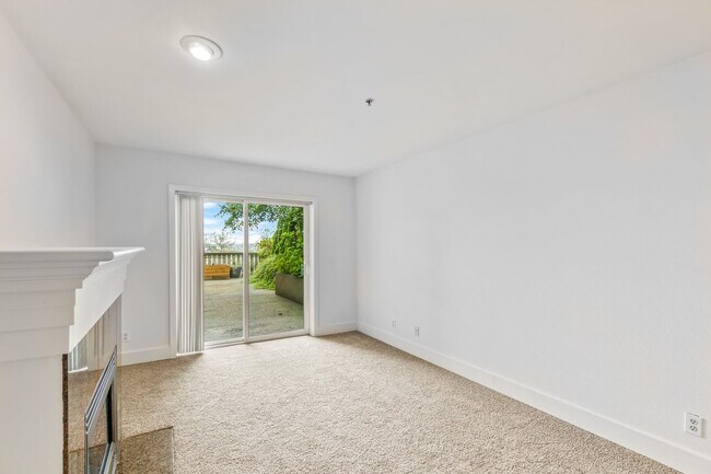 Building Photo - Uptown 2 bedroom 1 bath with garage parkin...