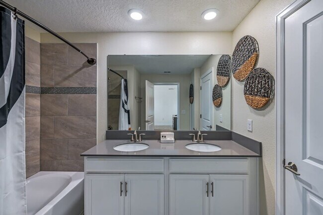 Building Photo - 5047 Windermere Ave