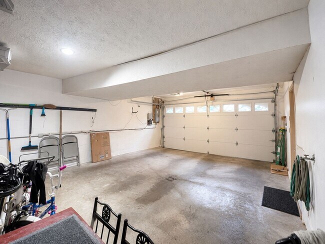 Building Photo - 250 The Pines Dr
