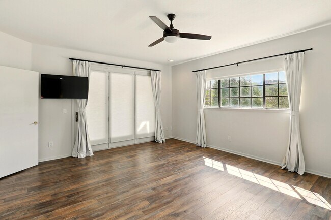 Building Photo - 2805 Aurora