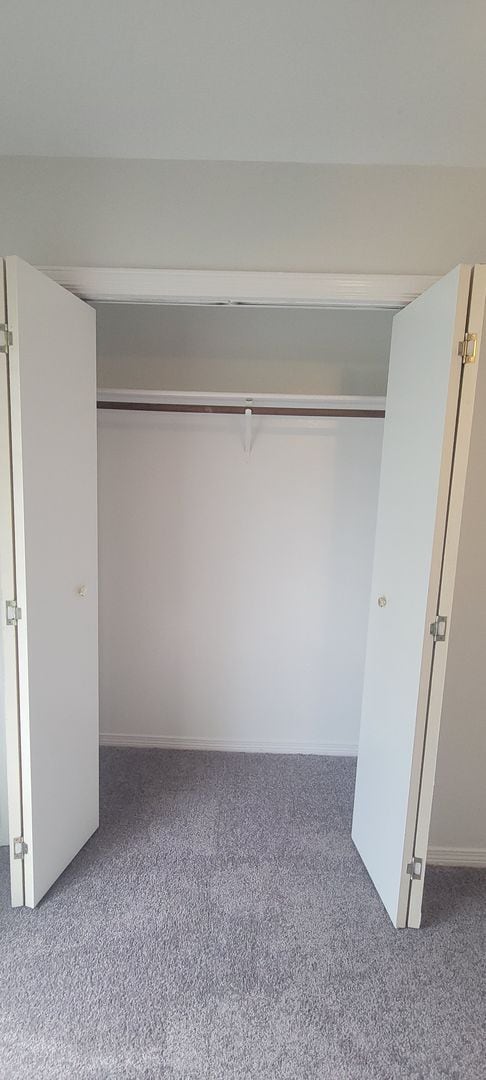 Building Photo - Beautiful 3 bedroom/2 bath with fireplace and huge covered back patio!