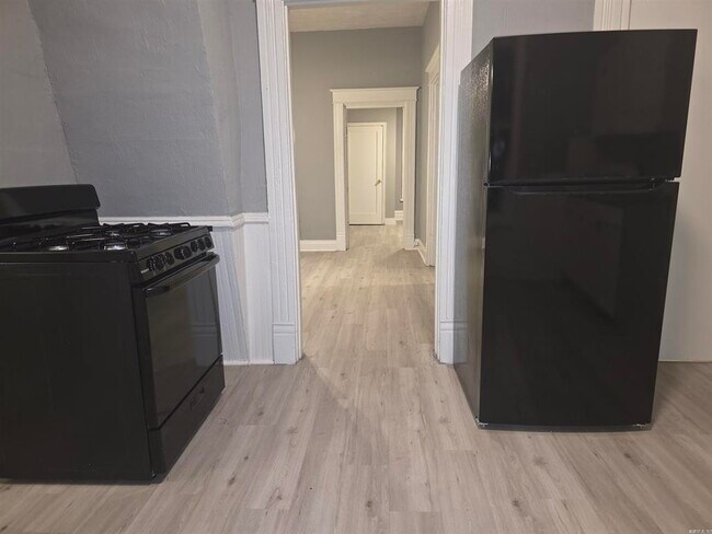 Building Photo - 1300 W 10th St