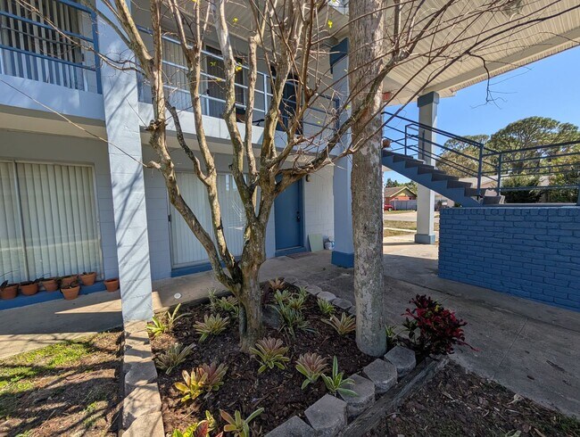 Building Photo - Updated Ground Floor 2/1 **Water/Sewer Included**