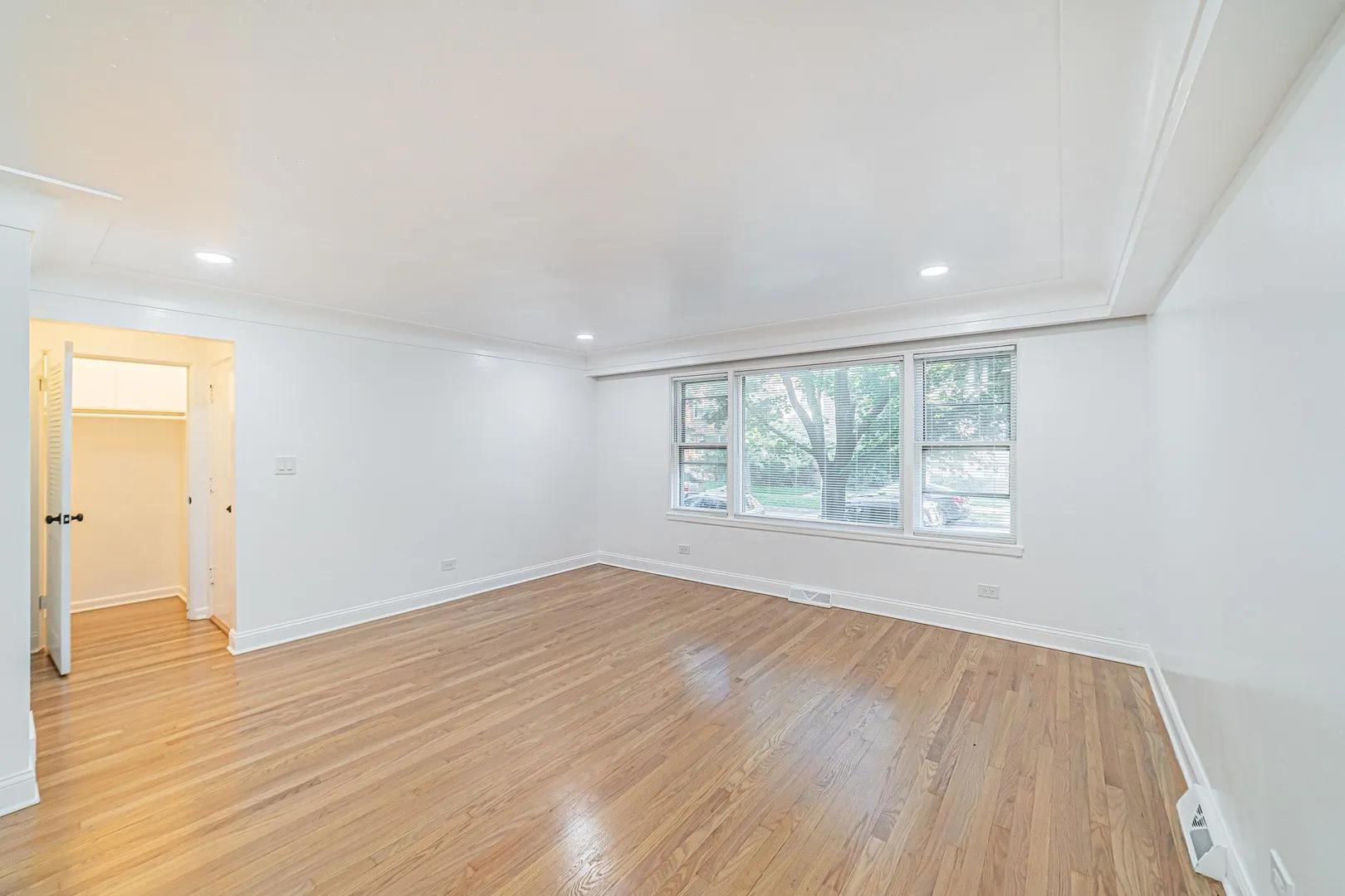 Building Photo - 7530 N Oakley Ave