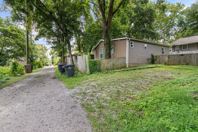 Building Photo - 413 Lockland Dr