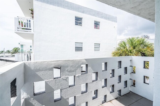 Building Photo - 1986 Biarritz Dr