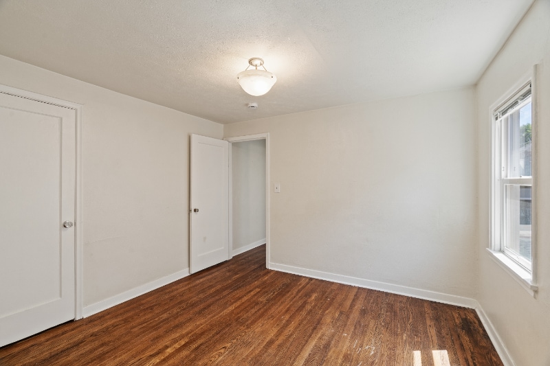 Building Photo - 104 S Oak St