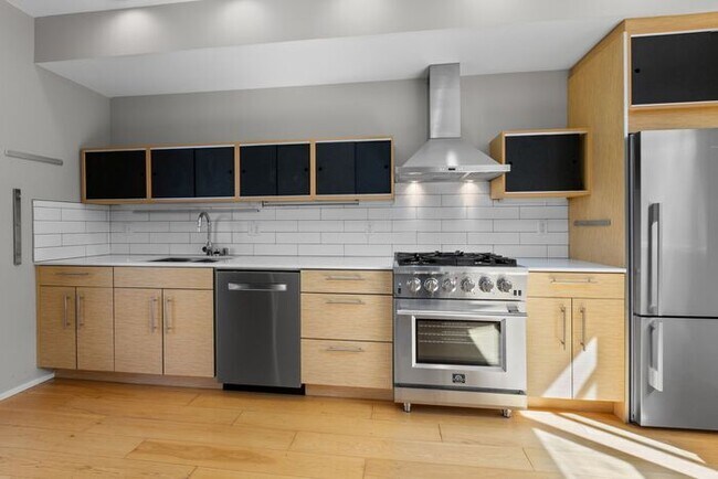 Building Photo - Gorgeous VIEW Townhome w/ 2 Master Suites in Coveted Eastlake
