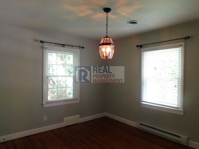 Building Photo - Irving Park Cottage 3BR/1.5BA w/1-Car Gara...