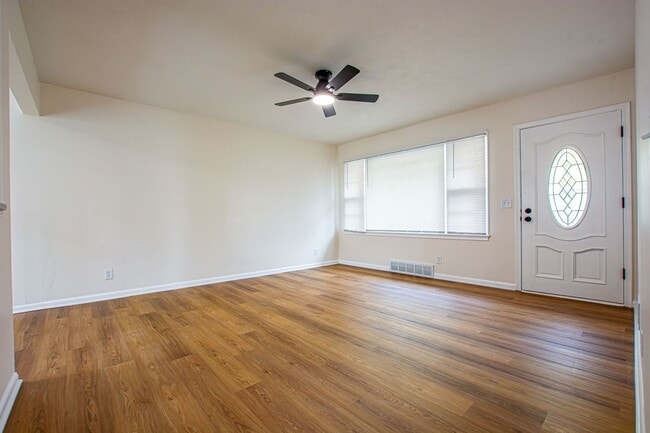 Building Photo - 3 Bedroom / 2 Bath Home with Finished Basment and Washer/Dryer!