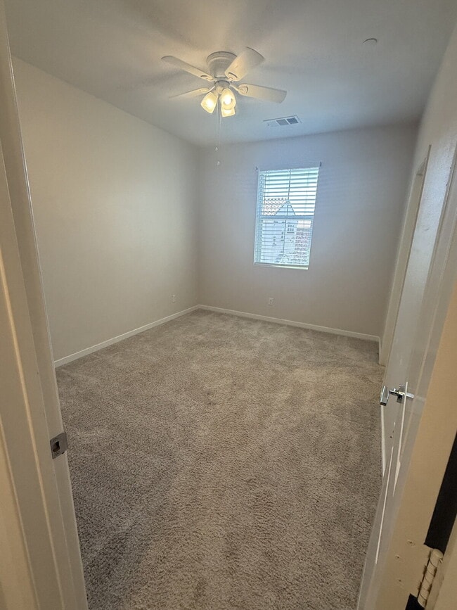 Building Photo - $500 OFF MOVE IN - Must take possession within 14 days.  Located in the desirable Vista Bella com...