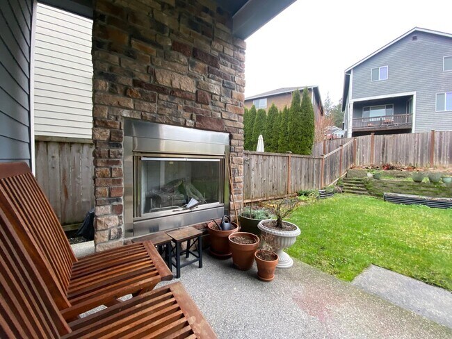 Building Photo - 3 bedroom, 2568 Sqft. home In Federal Way