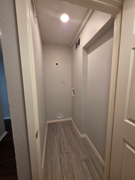 Building Photo - 2808 Charter Oak Dr