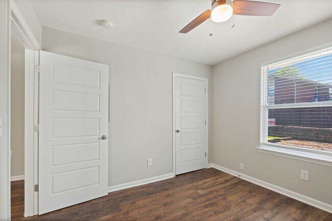 Building Photo - Available now, 2 bed 1 bath end unit in qu...