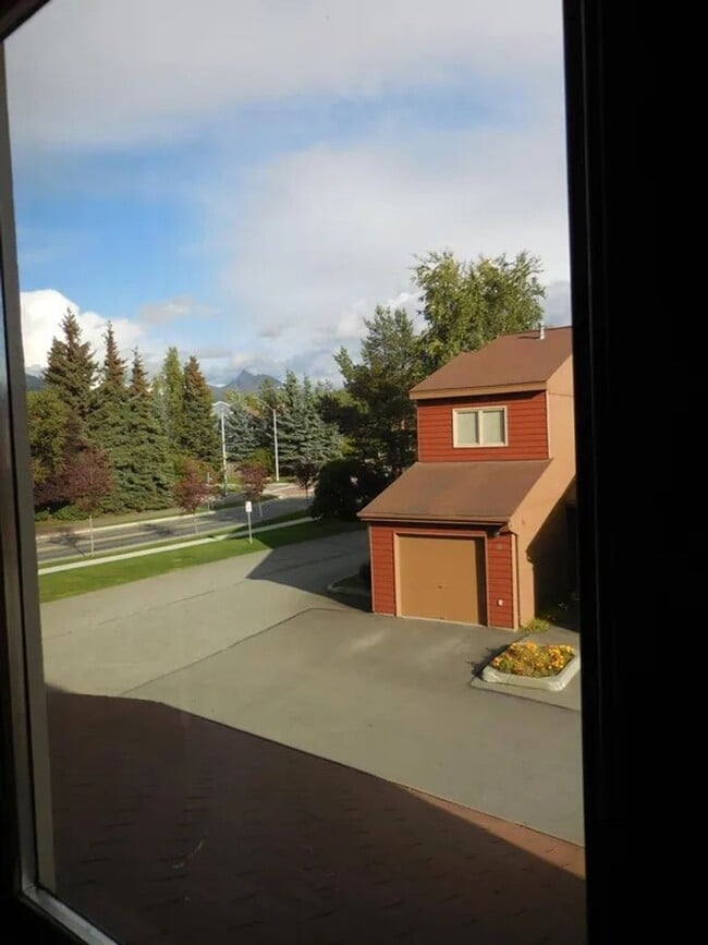 Building Photo - 2 Bedroom, 1 Bath, 1 Car Garage