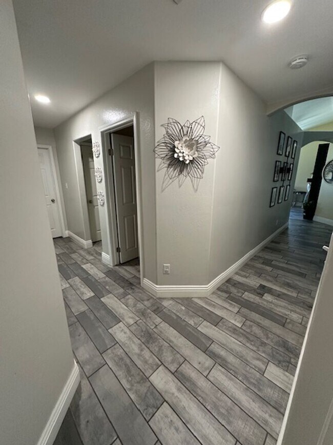 Building Photo - 4 Bedroom House Rosedale Area!!