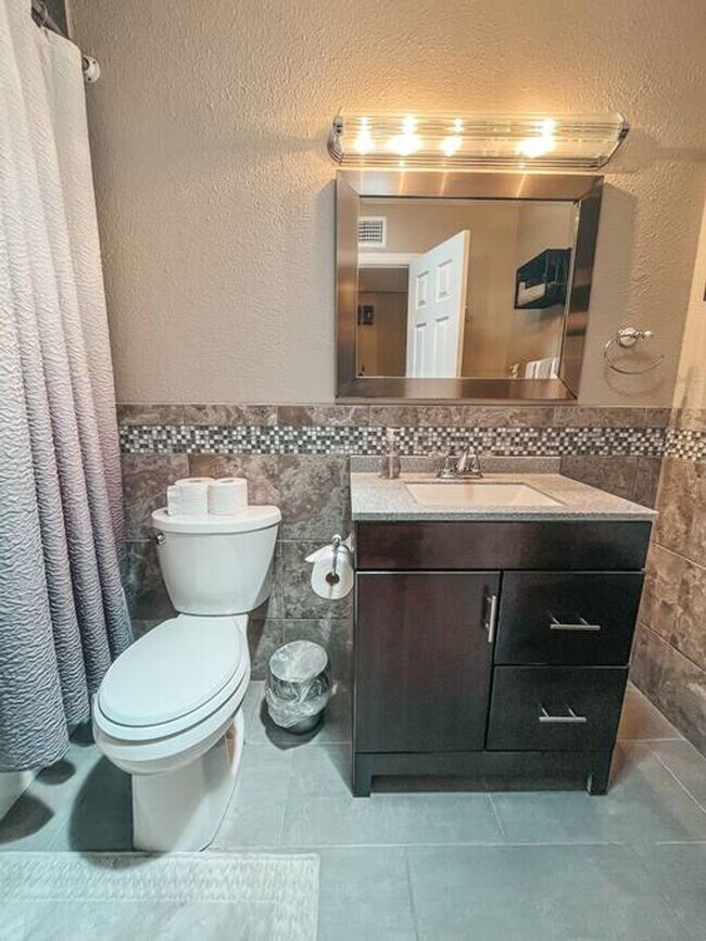 Building Photo - 4 Bedroom Pool Home Located Downtown