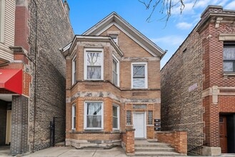 Building Photo - 2420 S Oakley Ave