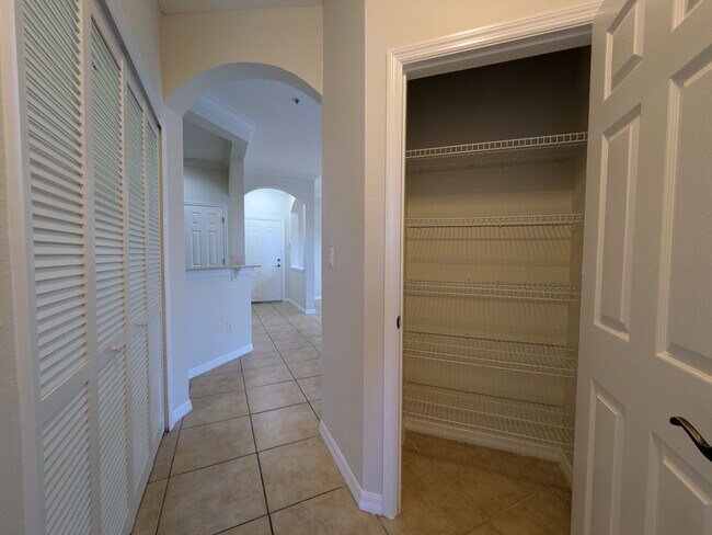 Building Photo - Top Floor Condo at Lakeside at Lakes of Windermere