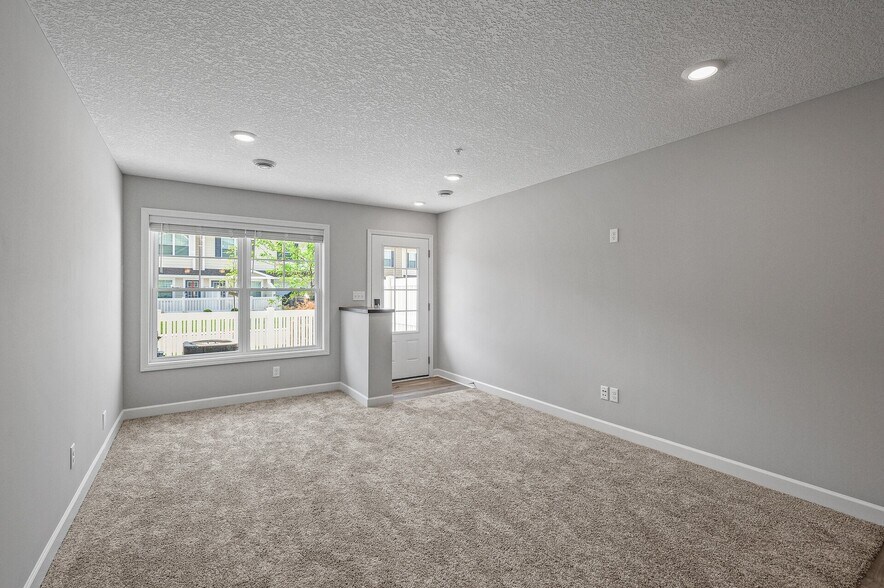 Building Photo - 15008 Ahena Curv