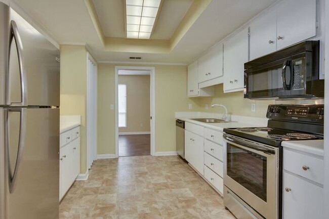 Building Photo - Spacious Three Bedroom in Goshen Lake