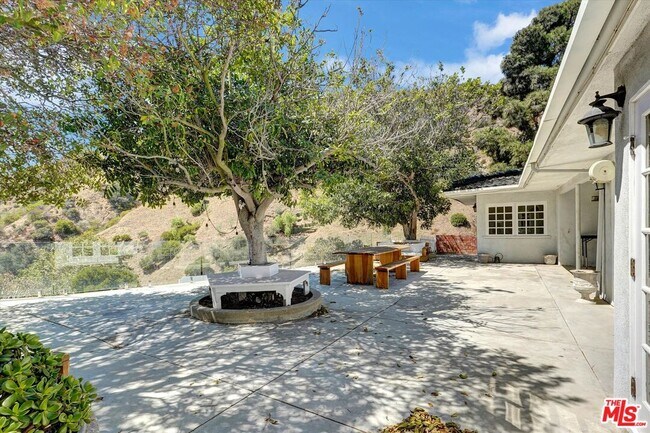 Building Photo - 2200 Outpost Dr