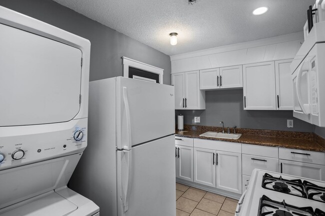 Building Photo - 1 Bedroom 1 Bath Duplex in the Heart of Auburn