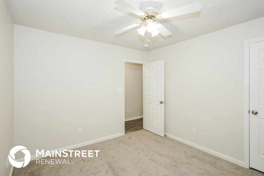 Building Photo - 537 Riverview Dr