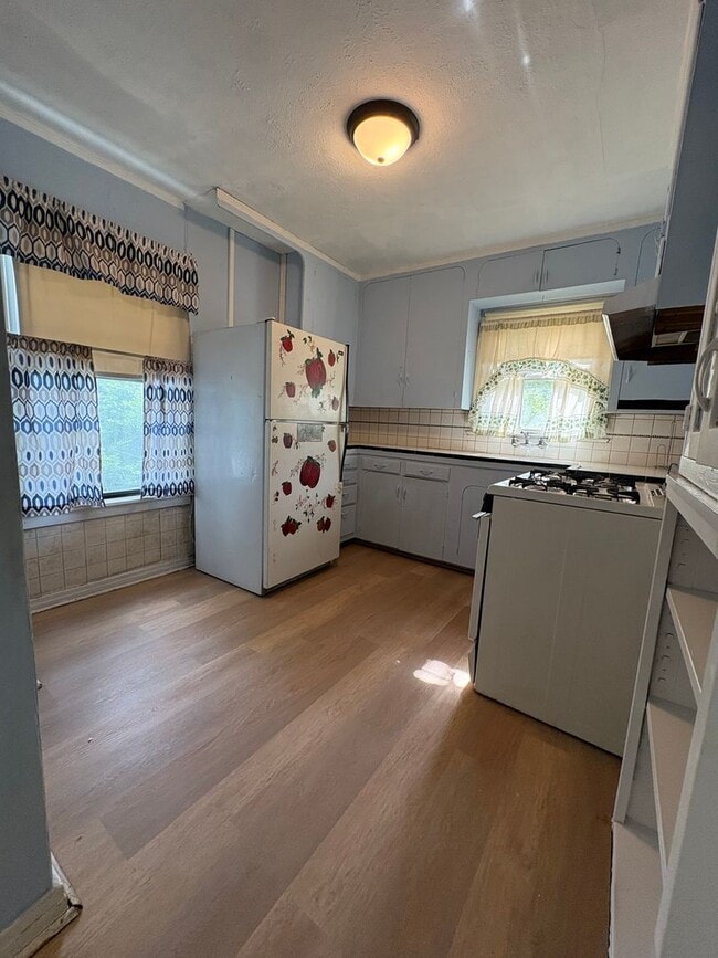 Building Photo - Two bedroom/1 bath garage apartment with Refrigerator and Gas range