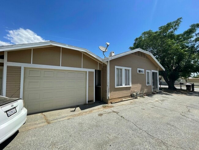 Building Photo - 331 N 5th St