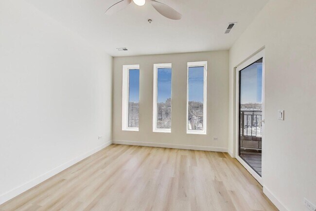 Building Photo - 1950 W Lawrence Ave