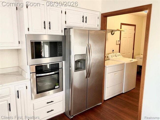 Building Photo - 7233 Oakwood Dr