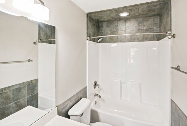 Building Photo - 404 Willott Square Dr