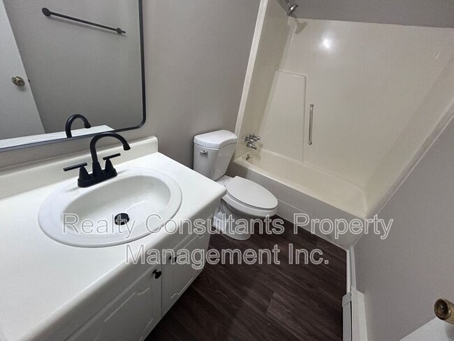 Building Photo - 115 Cox Ave