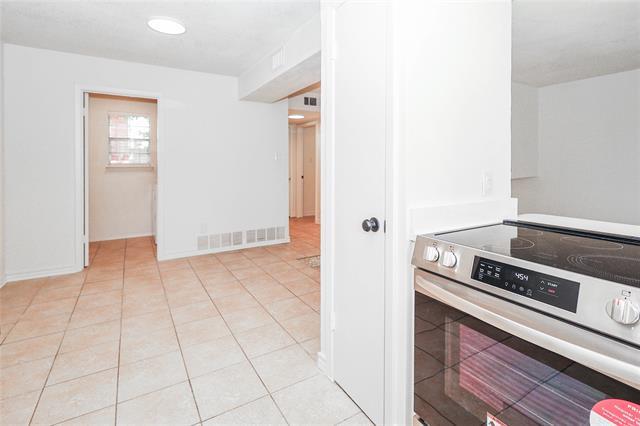 Building Photo - 1963 Shorewood Dr