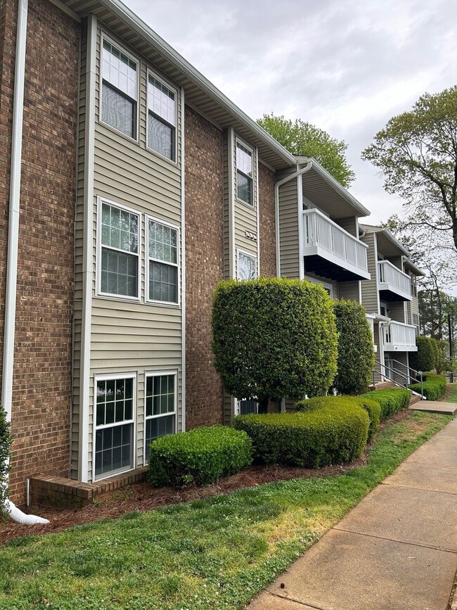 Building Photo - 2 Bedroom Condo near UNCC