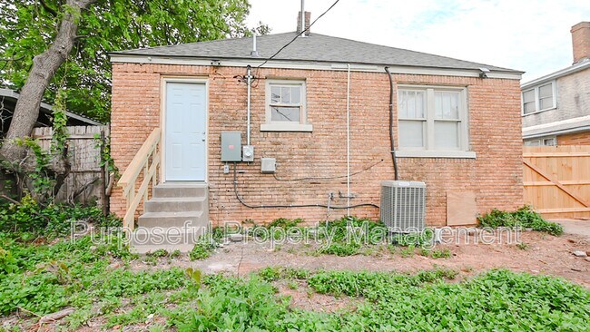 Building Photo - 2201 Glen Ellyn St