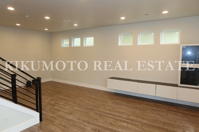 Building Photo - Modern & Elegant Tri-level home in the Riv...