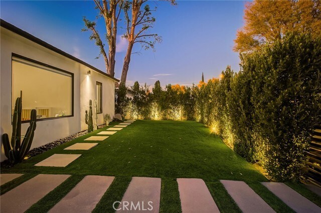 Building Photo - 8161 Encino Ave