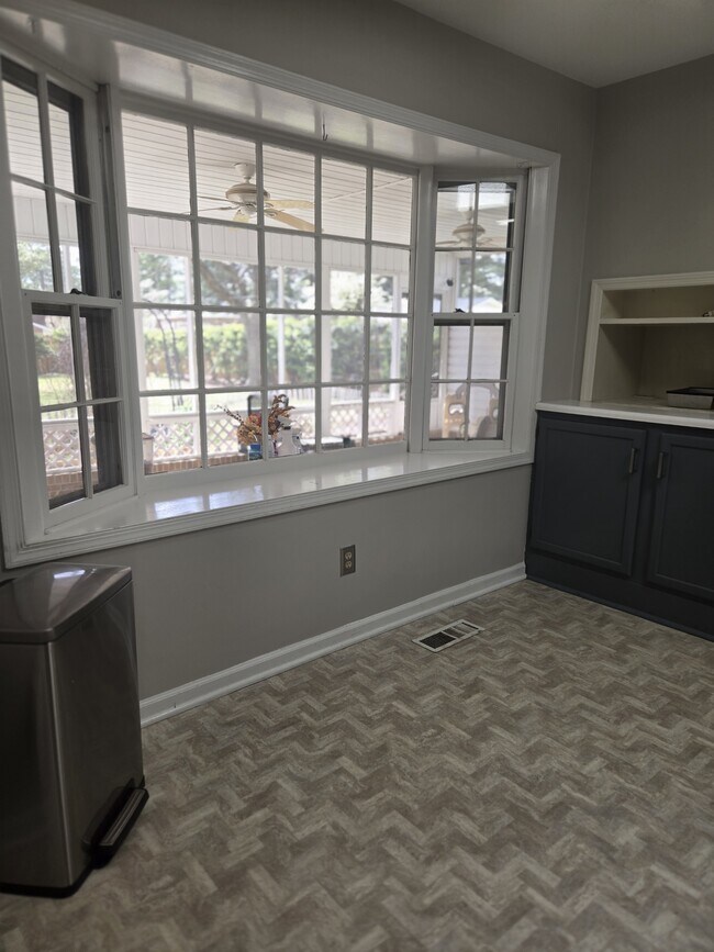 Building Photo - 2439 Dartmouth Dr