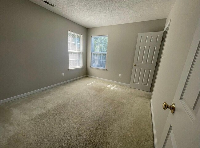 Building Photo - Beautiful two story home in the Ashbrook C...
