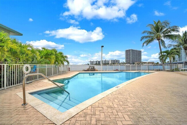 Building Photo - 2000 Bay Dr