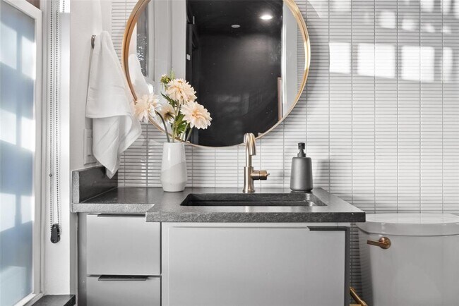 Building Photo - 2209 Rae Dell Ave