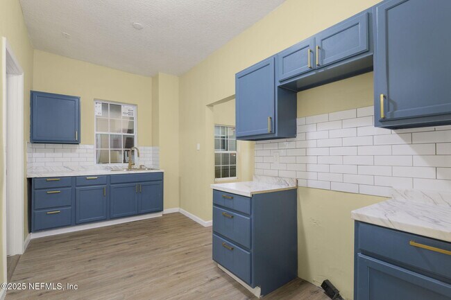 Building Photo - 1443 W 22nd St