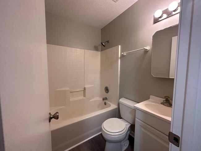 Building Photo - Island Townhouse-Close to Shopping and Beach!