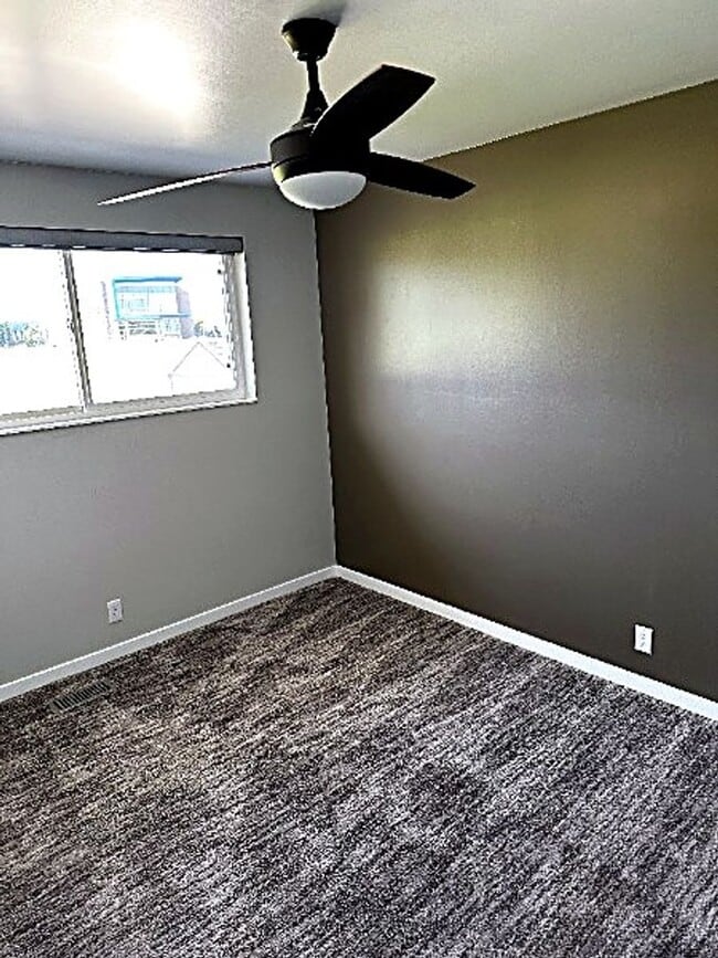 Building Photo - Beautifully Updated Two-Story Home in Sandy — Mountain Views & Big Backyard!