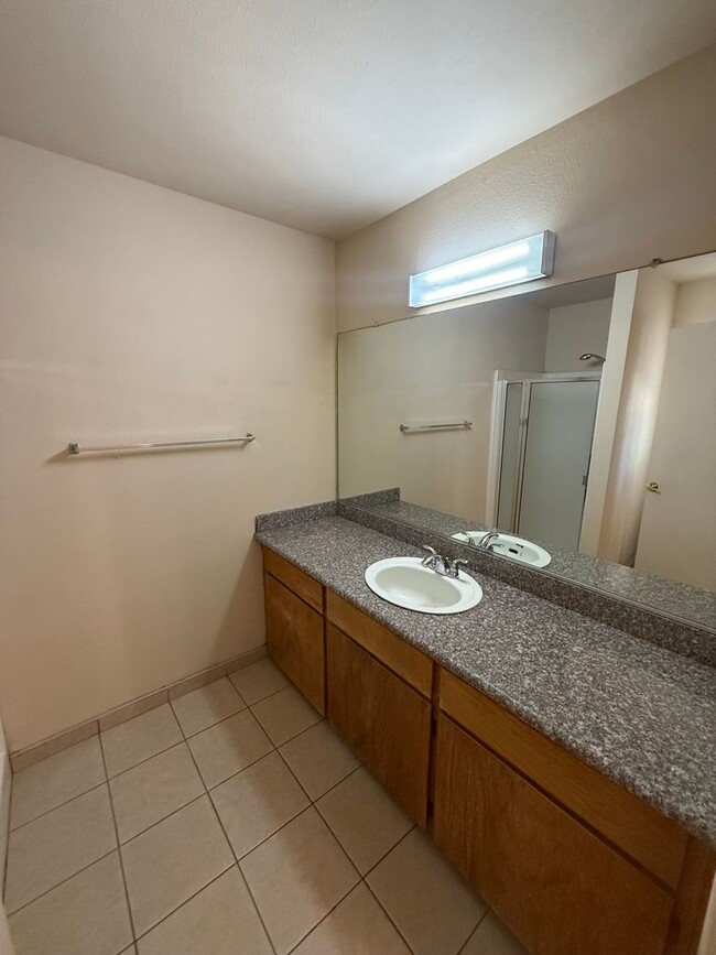 Building Photo - 3 Bed 2 bath in Southwest Bakersfield